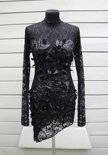 Sukienka koronkowa ze skórzanymi "wężami".