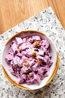 SAŁATKA Z BURAKÓW Z SUSZONĄ ŚLIWKĄ I ORZECHAMI