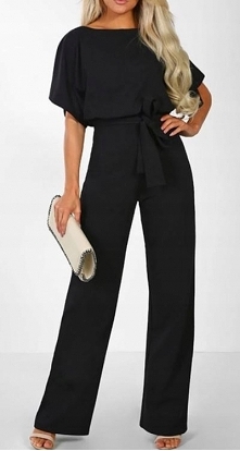 Długi, prosty, elegancki kombinezon to kwintesencja kobiecości.