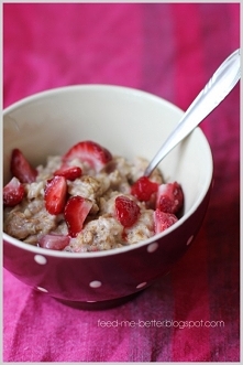 Owsianka z budyniem i truskawkami.