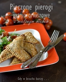Pieczone pierogi żytnio-orkiszowe z mielonym mięsem
