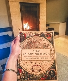 Atlas lądów niebylych. Świetna książka, pełna pięknych ilustracji . . instagram => @nieidentyczna