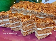 Pyszne ciasto,z chrupiącymi orzeszkami w karmelu,,masą budyniową i miodowymi plackami,idealne na każdą okazję,na co dzień i od święta.....polecam