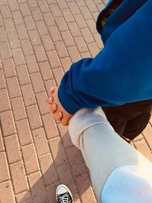 ,,Miłość przyjdzie a gdy miłość przyjdzie miłość cię obejmie miłość zawoła cię po imieniu i się rozpłyniesz czasami jednak miłość cię zrani ale nigdy umyślnie miłość nie będzie ...