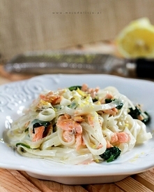 makaron-ryzowy-z-lososiem-wedzonym–i-szpinakiem-w-sosie-cytrynowym2