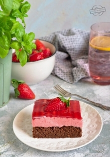Ciasto czekoladowe z musem truskawkowym