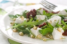 Sałatka z rukoli i suszonych pomidorów