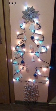 Jeśli nie masz miejsca na normalną choinkę, zrób taką z lampek choinkowych na ścianie. Szybka i prosta w wykonaniu choinka.