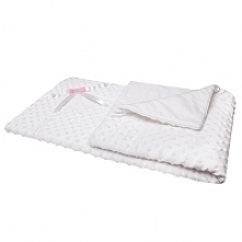 Biały kocyk minky - prezent dla małej dziewczynki, który z pewnością zostanie wykorzystany na wiele sposobów!