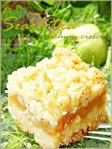 SZARLOTKA NA KRUCHYM CIEŚCIE