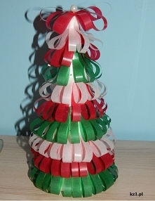Choinka z kolorowych pasków tasiemki, przypiętych do styropianowej podstawy za pomocą szpilek.