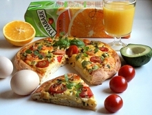 Śniadaniowa pizza z jajecznicą