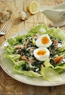 Sałatka z wędzonym łososiem, jajkiem i sosem chrzanowym