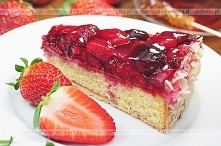 Biszkopt z truskawkami i galaretką