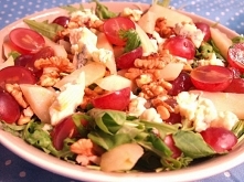 Sałatka z gorgonzolą,winogronami gruszką i orzechami na rukoli