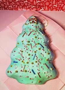 Słodka  choineczka 
Przepis 2 szklanki mąki ziemniaczanej
6 łyżek mąki pszennej
6 jajek , 1 szkl. cukru , 250 g masła ,2 łyżki octu
6 łyżek oleju
2 łyżeczki proszku do pieczenia...