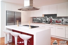 Panel VIP 34 - szare miasto z czerwonymi akcentami.