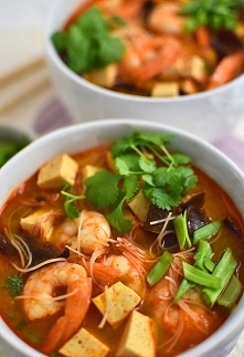 Orientalna zupa z krewetkami i makaronem ryżowym