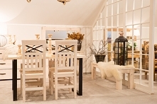 Drewniane krzesła bielone z...