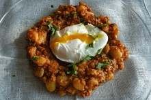 Śniadanie po angielsku. Jaś ze smażoną kiełbaską w pomidorach i jajkiem w koszulce.