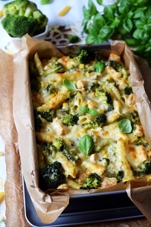 Makaronowa zapiekanka z kurczakiem i brokułami