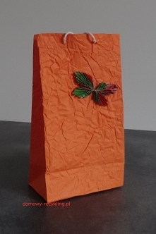 torebkę na prezent wykonałam z własnoręcznie zrobionego papieru dekoracyjnego i ozdobiłam motylkiem z gazetki reklamowej
