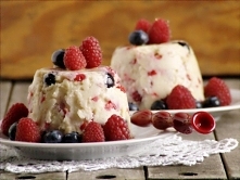 Kokosowy budyń z kaszy jaglanej z owocami