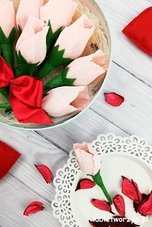 Tutorial prezentujący sposób tworzenia ślicznego upominku w postaci flower boxa - z lizakowymi różami w środku :)