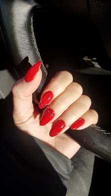 red nails