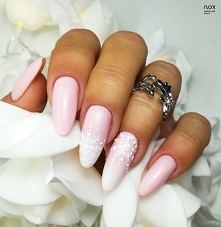 Za oknem zimy brak, więc mamy ją chociaż na pazurkach! Przed Wami Guma Balonowa z delikatnymi śnieżynkami. Jak Wam się podoba? Dajcie znać w komentarzach! ❄