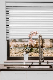 Biała żaluzja aluminiowa 50mm idealnie sprawdziła się w kuchni Pani Kasi w nowoczesnym stylu!

Jeśli szukasz podobnych żaluzji, koniecznie zajrzyj do Nasze Domowe Pielesze :)