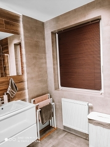 Żaluzja drewniana 25mm w kolorze Złoty Dąb w łazience

Żaluzje od NASZE DOMOWE PIELESZE