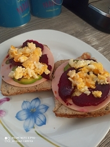 Kanapeczki z burakiem awokado i jajecznicą :) super pyszka ! 
a wy lubicie takie mieszanki ? :D