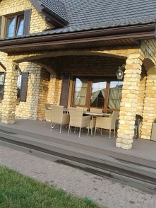 Kamień dekoracyjny z naturalnego piaskowca.Piaskowiec polski w postaci płytki elewacyjnej rustykalnej.