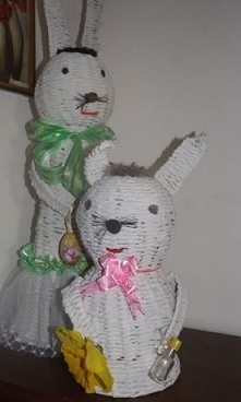 Własnoręcznie wykonany z wikliny papierowej

Zajączek MAŁY
Wysokość - 33 CM Z USZAMI -BEZ Z 40 CM

Zajączek ŚREDNI
Wysokość 64 cm z uszami - BEZ 58 CM