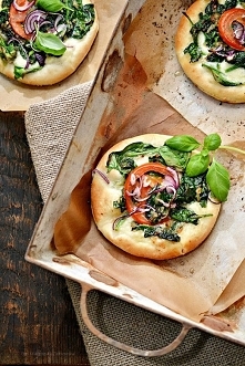 Pizzerina z ciasta na focaccię ze szpinakiem