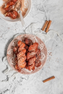 Koreańskie zakręcone pączki. Są wspaniałe- z zewnątrz delikatnie chrupiące a w środku mięciutkie i puszyste. Przepyszne!