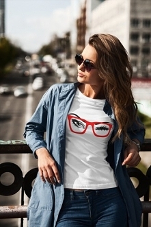 Koszulka z czerwonymi okularami. Kliknij w zdjęcie aby przenieść się do sklepu :)