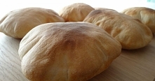 Chlebek pita.
Chlebki pita są bardzo popularne w krajach Bliskiego Wschodu. Podczas pieczenia tworzą charakterystyczną kieszonkę. Po wystygnięciu przekrajmy je i wypełniamy fars...