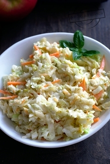 Surówka z kapusty pekińskiej z marchewką, jabłkiem i ogórkiem konserwowym