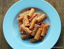 makaron ze śmietaną, pomidorami i pesto (rigatoni panna, pesto e pomodoro)