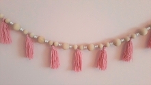Dekoracyjna girlanda do pokoju dziecka. Ręcznie wykonana z drewnianych koralików i kolorowych frędzli. pieknerzeczy.com.pl