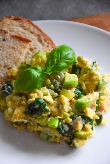 Śniadaniowa jajecznica na zielono FIT. Przepis po kliknięciu w zdjęcie.