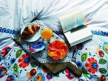 Mam nadzieję, że tegoroczny dzień kobiet zacznie się właśnie tak. Śniadanie przy książce w ciszy i spokoju.