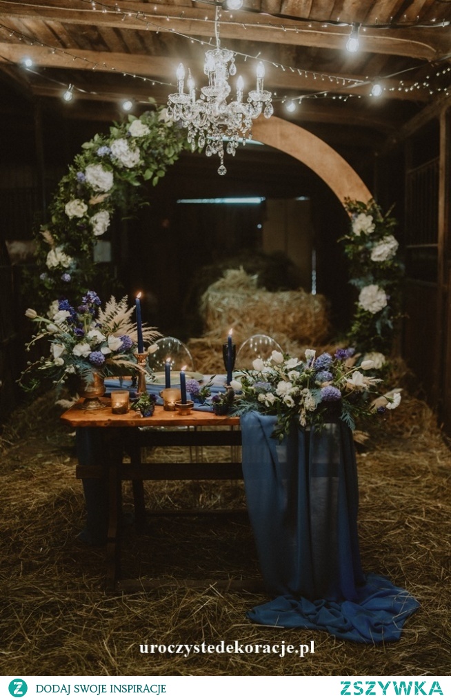 Koło kwiatowe. Rustykalne dekoracje. Wesele w stodole.