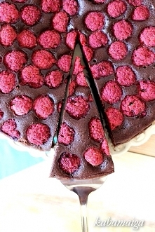 czekoladowe ciasto z malinami