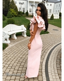 Asymetryczna sukienka z falbaną w kolorze pudrowego różu dostępna na illuminate.pl