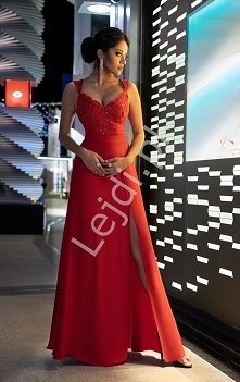 Długa czerwona suknia wiecz...