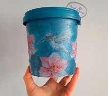 Dekoracyjne coś z niczego, czyli doniczka w technice decoupage, która powstała z plastikowego wiaderka (opakowanie po twarogu do sernika). :)

Po szczegóły KLIKnij w zdjęcie lub...