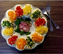 Przepis z: blogzapetytem.pl 
Jajka faszerowane.
 Kolorowe jajeczka faszerowane żółtym serem, szczypiorkiem oraz rzodkiewką- pięknie i smacznie zaprezentują się na świątecznym st...